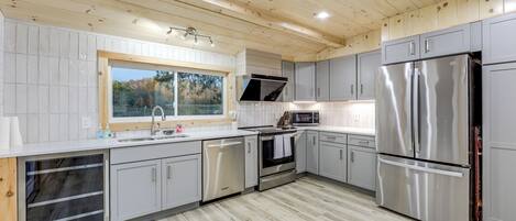 Réfrigérateur, micro-ondes, plaque de cuisson, lave-vaisselle