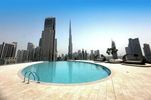 Utendørsbasseng og solsenger