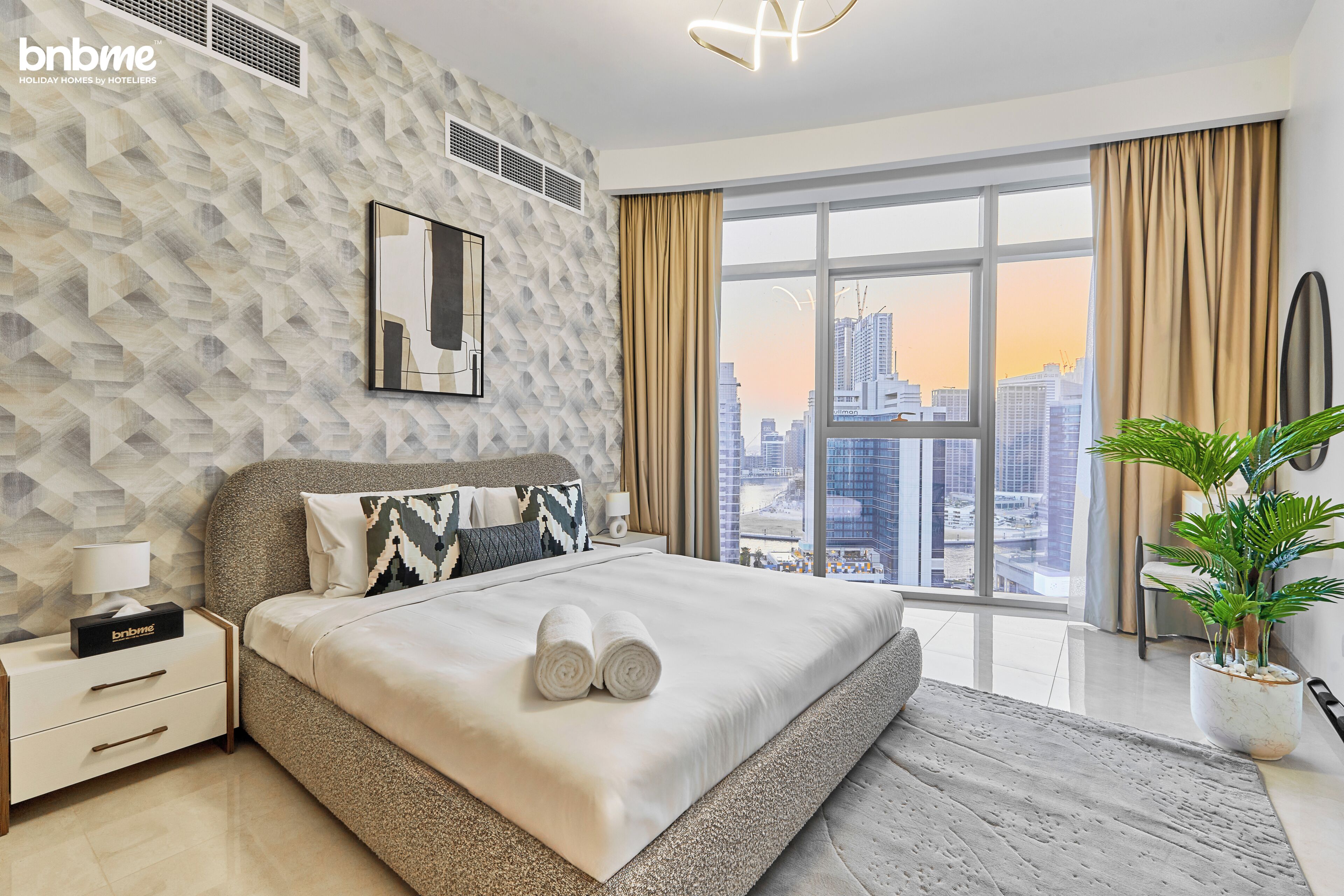 Perhehuoneisto, kaupunkinäköala | Ylelliset vuodevaatteet, tallelokero huoneessa, työpöytä