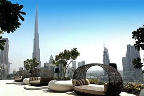 Utendørsbasseng og solsenger