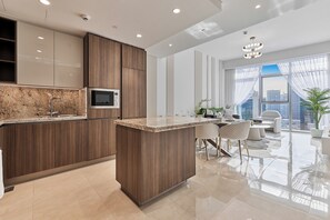 Appartement Prestige, vue sur la ville | Cuisine privée | Réfrigérateur, four à micro-ondes, un four, surface de cuisson