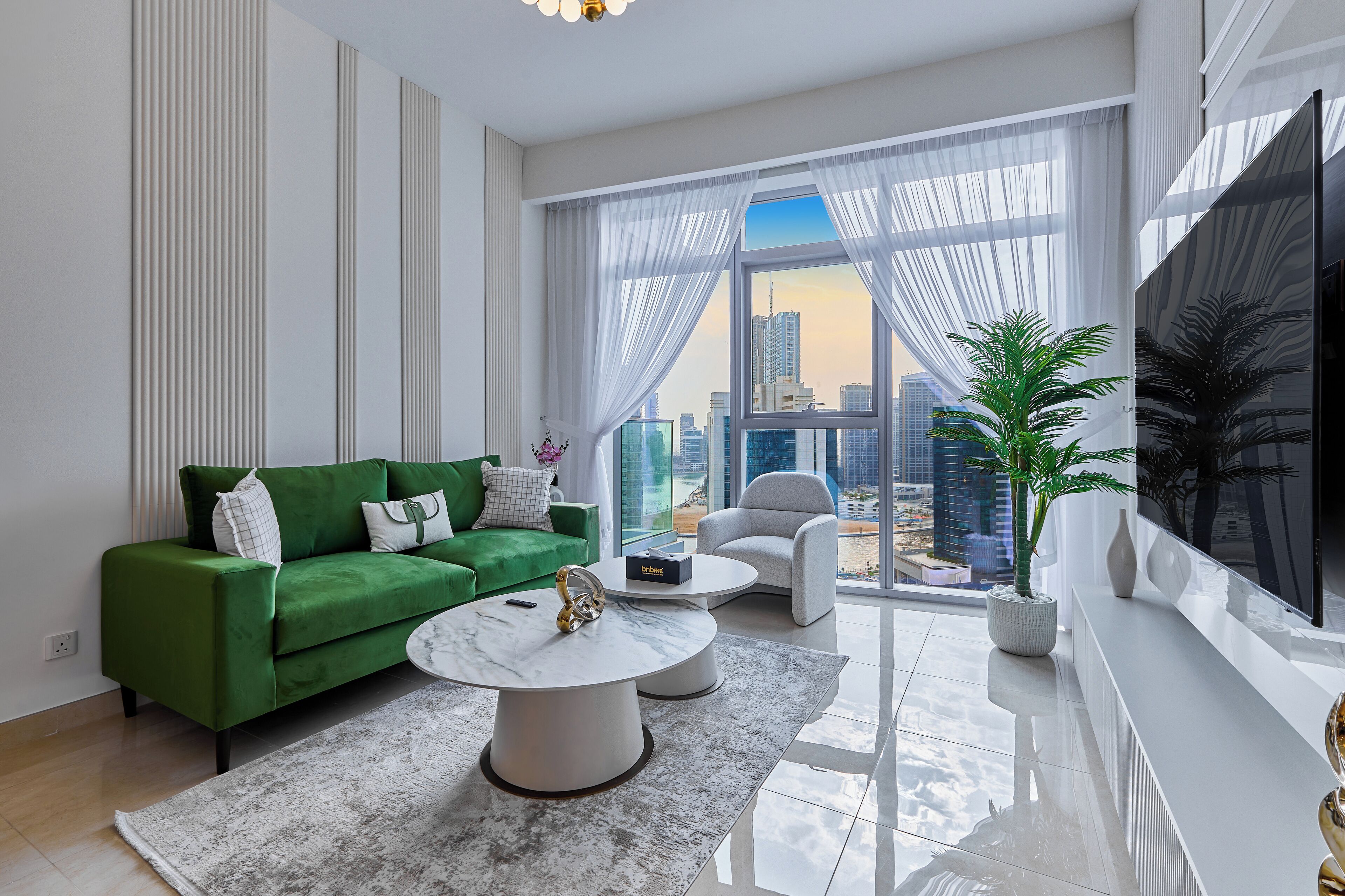 Premium-huoneisto, kaupunkinäköala | Olohuone | 65–tuumainen äly-TV, jossa kaapelikanavat