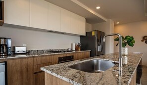 Deluxe-Apartment, 2 Schlafzimmer, eingeschränkter Meerblick | Eigene Küche | Wasserkocher mit Kaffee-/Teezubehör, Ofen, Geschirrspüler, Mixer