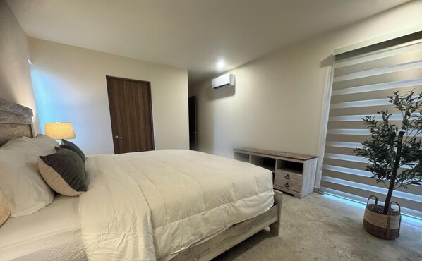 Apartamento Deluxe, 2 habitaciones, vistas parciales al mar | Cortinas opacas, wifi gratis, ropa de cama