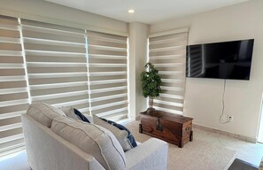 Apartamento Deluxe, 2 habitaciones, vistas parciales al mar | Zona de estar