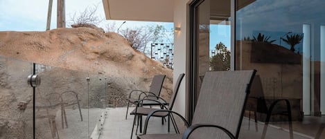 Deluxe-Apartment, 2 Schlafzimmer, eingeschränkter Meerblick | Balkon