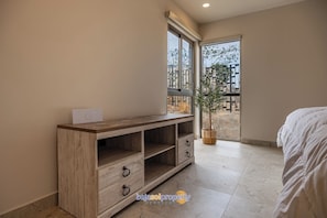 Cortinas blackout, wifi gratis y ropa de cama 