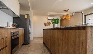 Deluxe Apartment, 2 Bedrooms, Partial Ocean View | Private kitchen