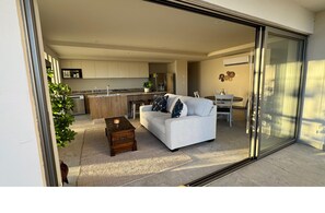 Apartamento Deluxe, 2 habitaciones, vistas parciales al mar | Zona de estar