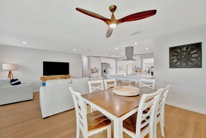 Panoramic House, 3 Bedrooms, Patio | In-room dining - The Minnow Creek Oyster House (Hernando Beach)