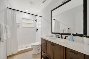 Panoramic House, 3 Bedrooms, Patio | Bathroom - The Minnow Creek Oyster House (Hernando Beach)