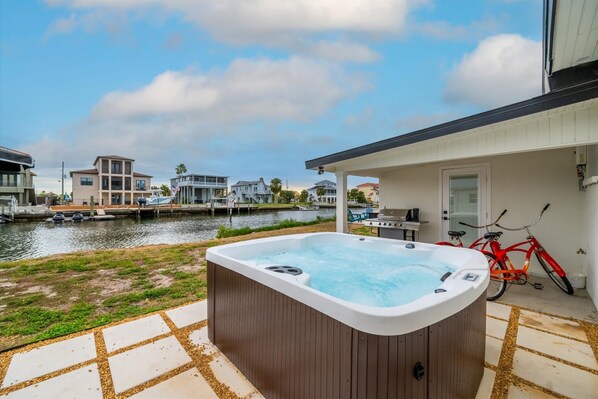 Private spa tub - The Minnow Creek Oyster House (Hernando Beach)
