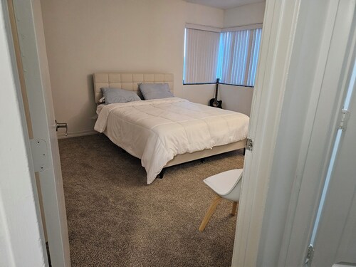 Cozy 2-bedroom apartment with AC in marvelous Alexandria center near DCA Airport