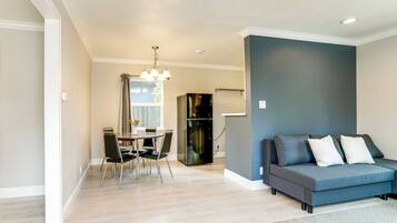 Fernseher, Bücher, Stereoanlage