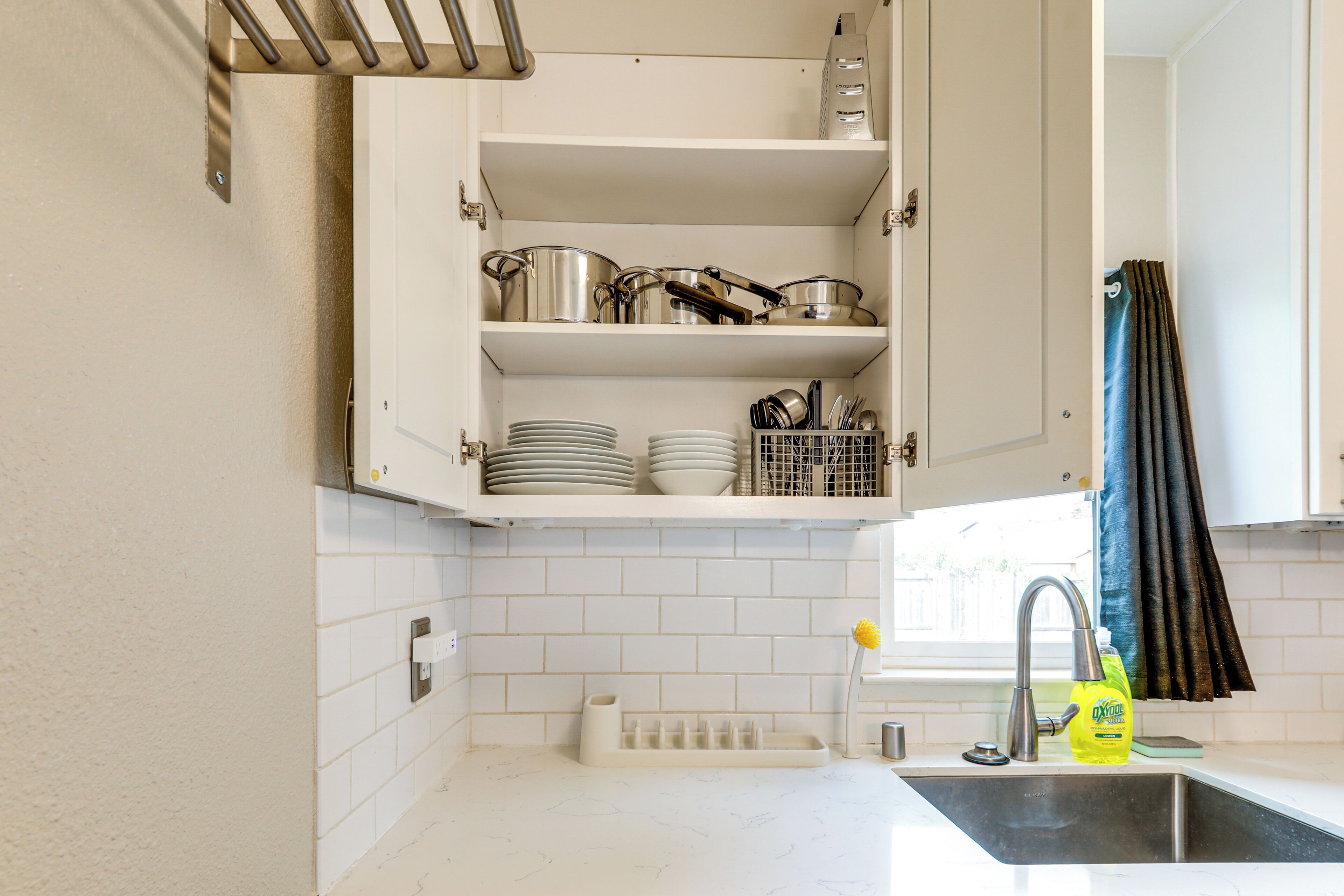 Kjøleskap, mikrobølgeovn, kokeplater og oppvaskmaskin