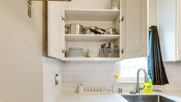 Kühlschrank, Mikrowelle, Herdplatte, Geschirrspüler