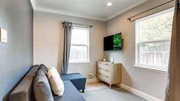 TV, bøker og stereoanlegg