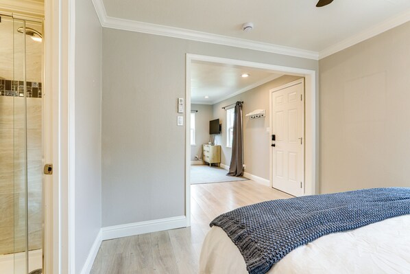 Työpöytä, silitysrauta/-lauta, internet, vuodevaatteet