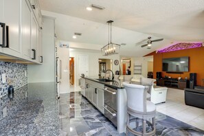 Fridge, microwave, stovetop, dishwasher