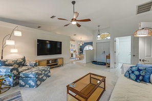 TV, DVD player, books - Waterfront Cape Coral Home: Views & Birdwatching (Cape Coral)