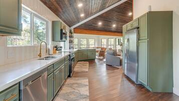 Fridge, microwave, stovetop, dishwasher