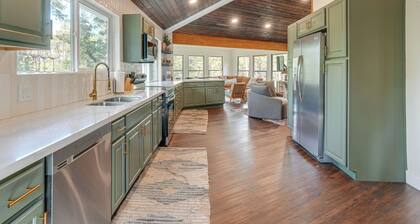 Mid-Mod Mountain Cabin Near Thumb Butte Trails!