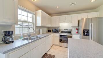 Fridge, microwave, stovetop, dishwasher