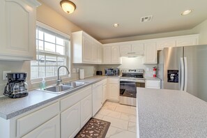 Kühlschrank, Mikrowelle, Herdplatte, Geschirrspüler