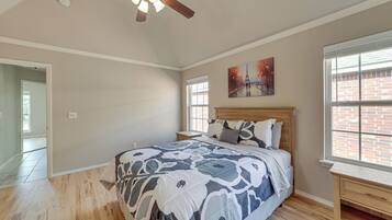 3 bedrooms, desk, iron/ironing board, Internet