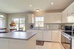 Jääkaappi, mikroaaltouuni, liesi, astianpesukone