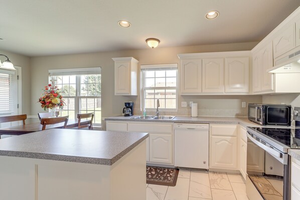 Kühlschrank, Mikrowelle, Herdplatte, Geschirrspüler