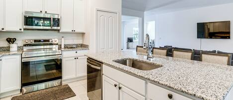 Frigorífic, microones, placa de cuina i rentaplats