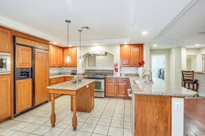 Private kitchen - Grand & Convenient Home 7 Mi to Las Vegas Strip! (Las Vegas)