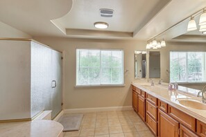 Towels - Grand & Convenient Home 7 Mi to Las Vegas Strip! (Las Vegas)