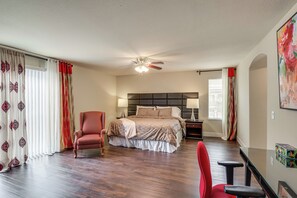 5 bedrooms, desk, Internet, bed sheets - Grand & Convenient Home 7 Mi to Las Vegas Strip! (Las Vegas)
