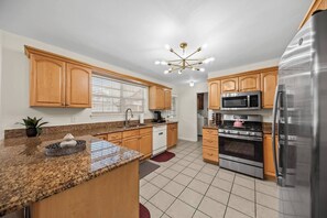 ثلاجة، ميكروويف، فرن، موقد طهي مسطح