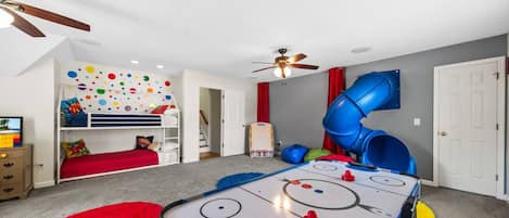 5 bedrooms, desk, free WiFi, bed sheets