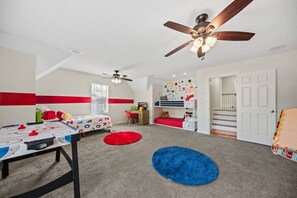 5 bedrooms, desk, iron/ironing board, travel cot
