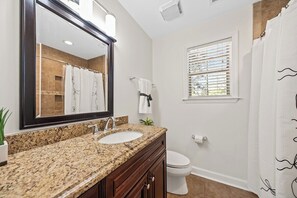 Regadera, secadora de cabello, toallas 