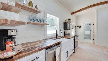 Kylskåp, mikrovågsugn, spishäll och diskmaskin