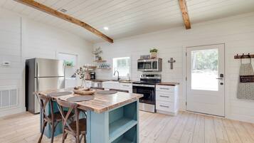 Fridge, microwave, stovetop, dishwasher