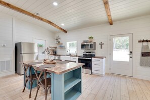 Jääkaappi, mikroaaltouuni, liesi, astianpesukone