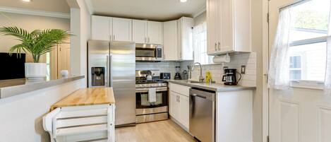 Coffee/tea maker, cookware/dishes/utensils