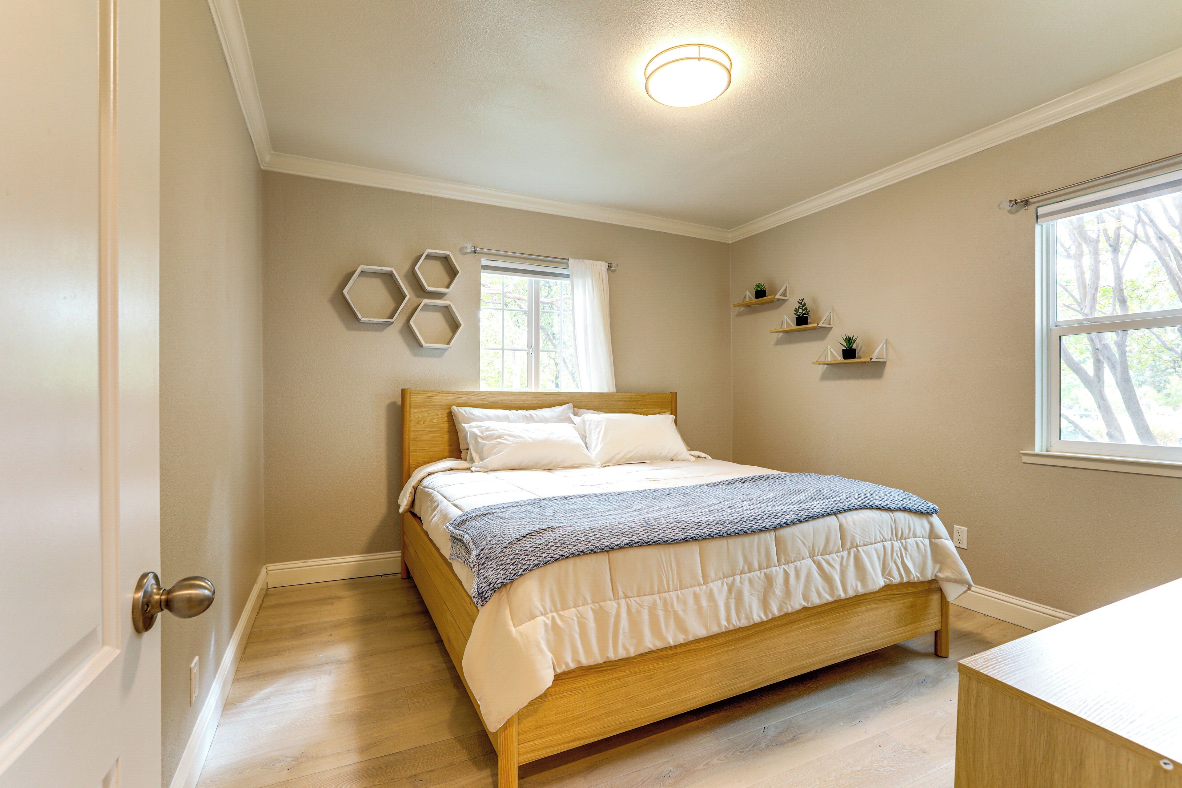 2 bedrooms, iron/ironing board, internet, bed sheets