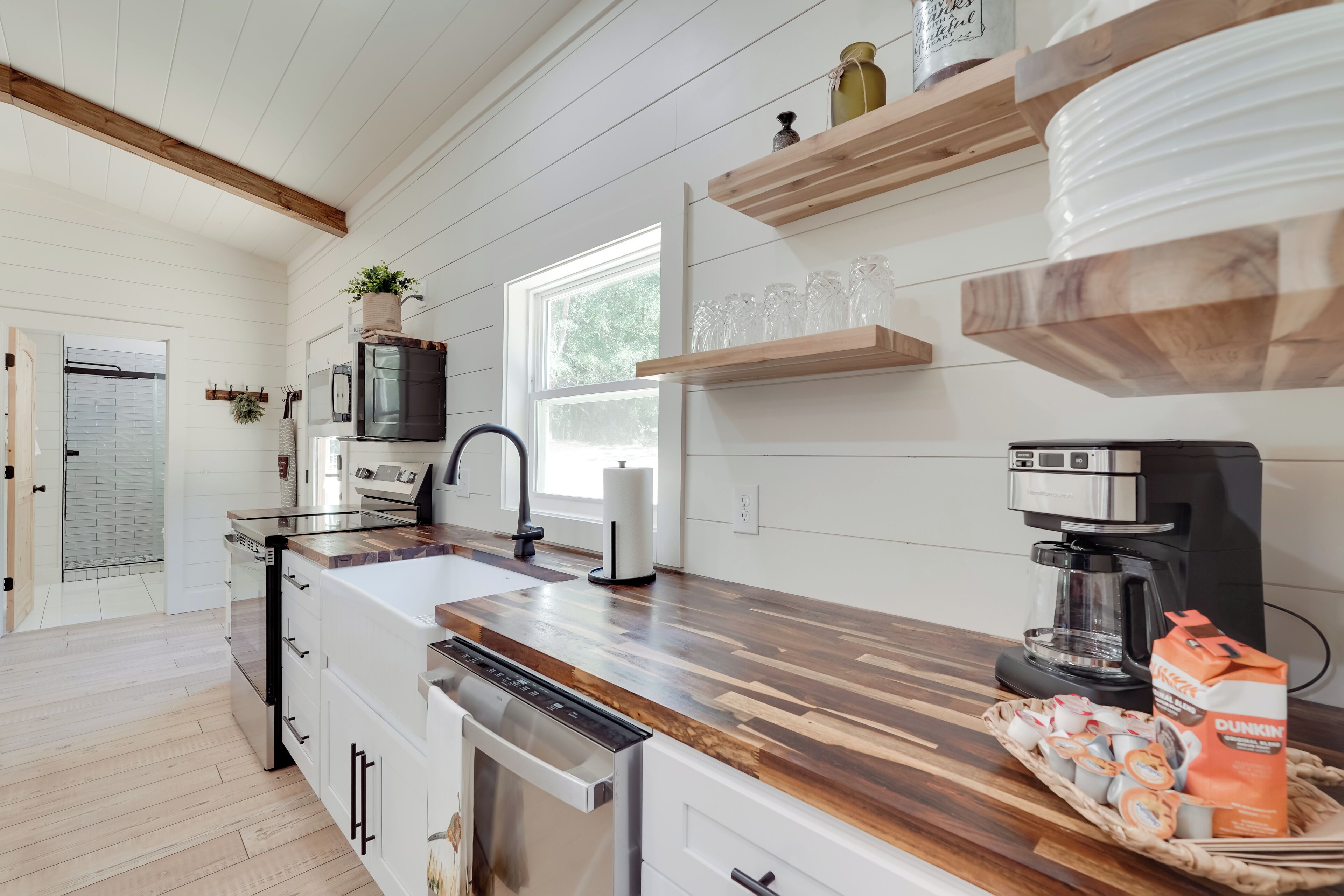 Fridge, microwave, stovetop, dishwasher