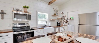 6 Mi to Magnolia Springs SP! Modern Cottage Living