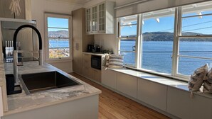 Kaffetrakter/tekoker, kjøleskap, mikrobølgeovn og ovn
