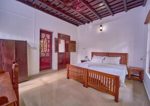 华丽双人房, 露台, 湖景 | 隔音、免费 WiFi、床单