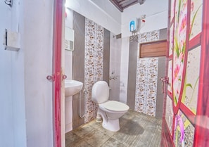 Chambre Familiale avec lits jumeaux, patio, vue lac | Salle de bain | Douche, articles de toilette gratuits, serviettes fournies, savon