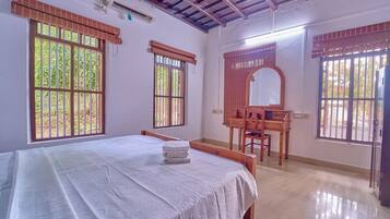Deluxe Double Room, Patio, Lake View | Soundproofing, free WiFi, bed sheets